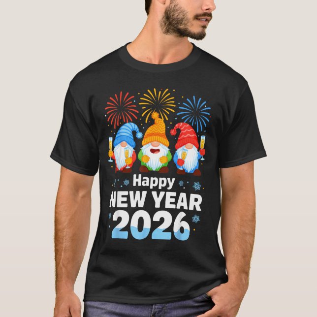 Camiseta Happy New Year 2026 Gnome With Fireworks And Champ (Frente)