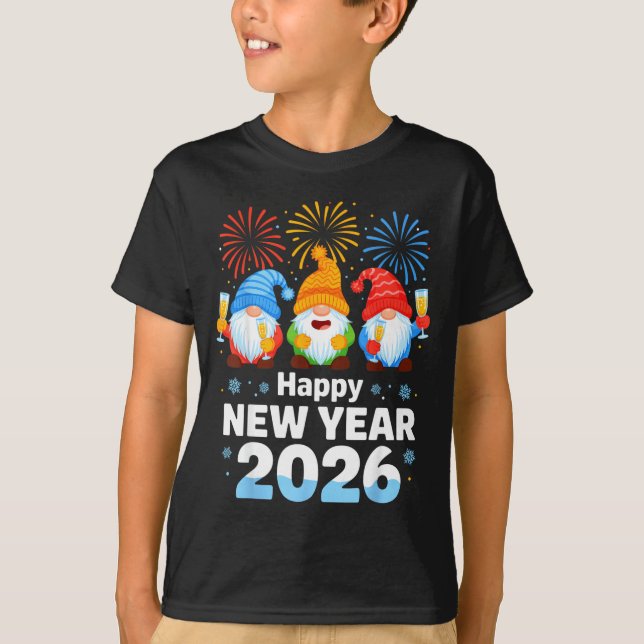 Camiseta Happy New Year 2026 Gnome With Fireworks And Champ (Frente)