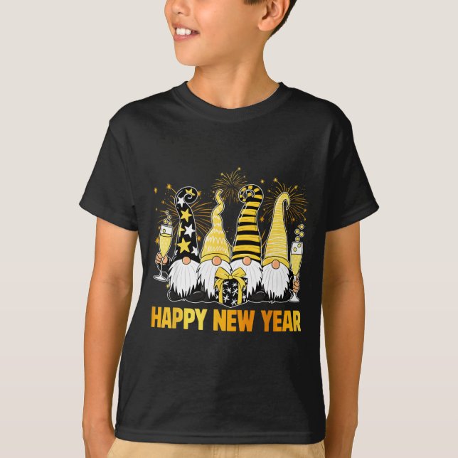 Camiseta Happy New Year 2026 Gnomes Drinking Champagne New  (Frente)