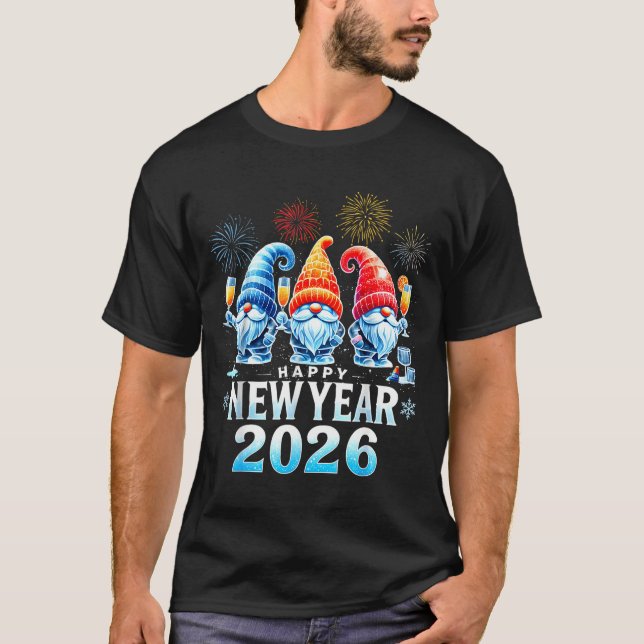 Camiseta Happy New Year 2026 Gnomes Family Party New Years  (Frente)