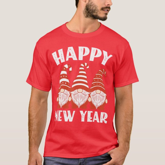 Camiseta Happy New Year 2026 Gnomes Family Party New Years  (Frente)