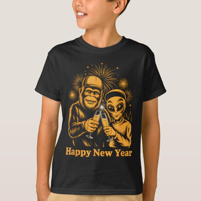 Camiseta Happy New Year Bigfoot And Alien Sasquatch Firewor (Frente)