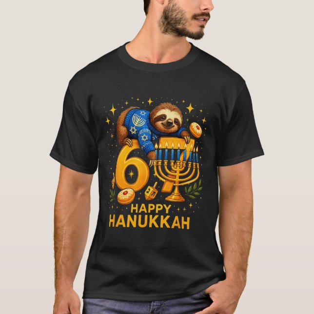 Camiseta Happy Six Seven Hanukkah Funny Meme Menorah Sloth  (Frente)