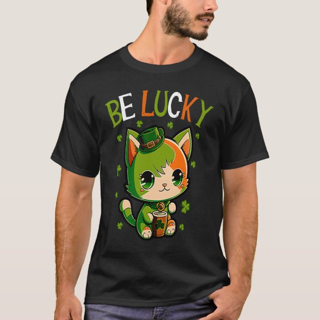 Camiseta Happy St Patrick's Day Be Lucky Cat and Shamrocks (Frente)