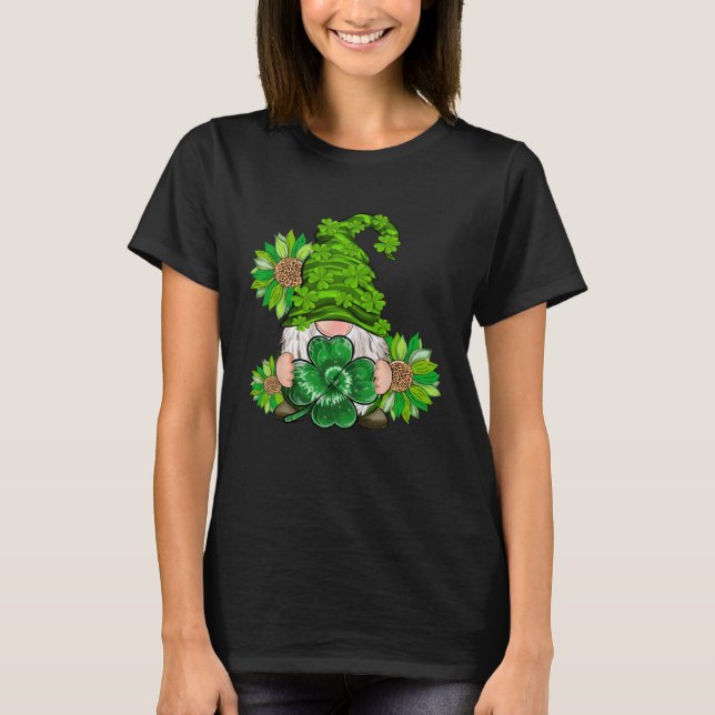 Camiseta Happy St Patrick's Day Gnome with Leopard Sunflowe (Frente)