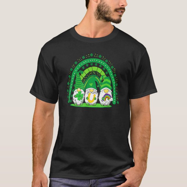 Camiseta Happy St Patrick's Day Three Gnomes Shamrock Rainb (Frente)