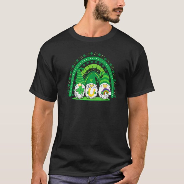 Camiseta Happy St Patrick's Day Three Gnomes Shamrock Rainb (Frente)