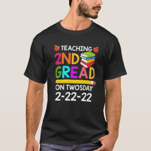 Camiseta Happy Twosday 2022 Teaching 2Nd Grade On Twosday T