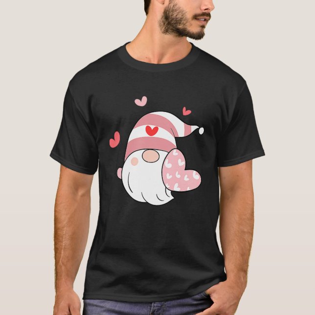 Camiseta Happy Valentineu2019s Day Gnome with Pink Heart (Frente)