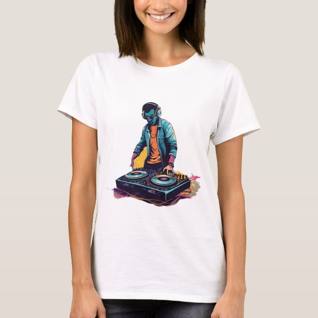 Camiseta Harmoniosa Beats: DJ Bridging Worlds T-Shirt. (Frente)
