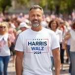 Camiseta Harris Walz 2024 Eleição de Homens Brancos<br><div class="desc">Kamala Harris para o presidente e Tim Walz para o vice-presidente 2024,  a Camisa Branca de Eleição Presidencial dos Estados Unidos. Design simples e moderno em cores vermelha,  azul real e marinho com estrelas e sotaques.</div>