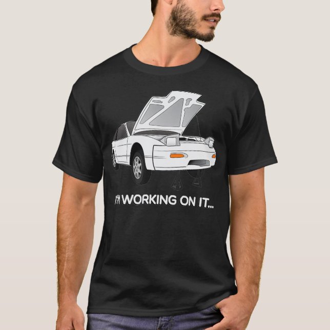 Camiseta Hatch Im 240s S13 Trabalhando em seu gráfico (Frente)