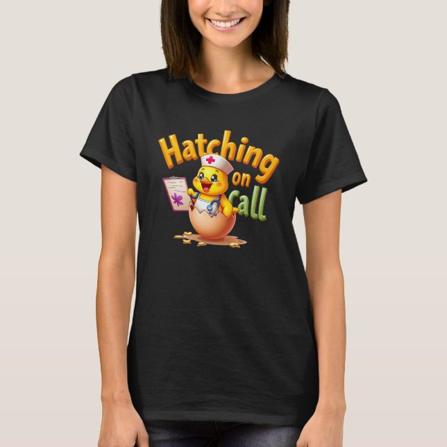 Camiseta Hatching on Call - Páscoa de Pintinho de Enfermeir (Frente)
