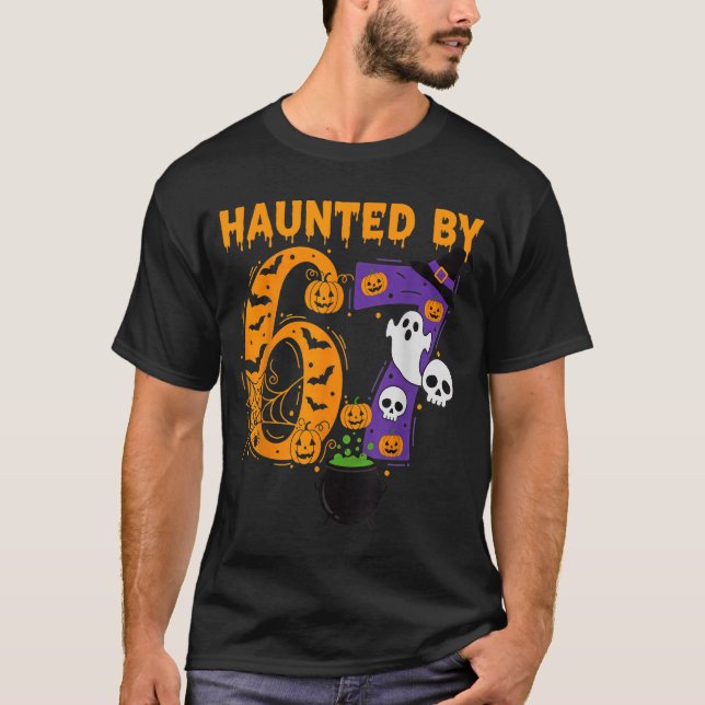 Camiseta Haunted By 67 – Funny Six Seven Meme 6 7 Halloween (Frente)