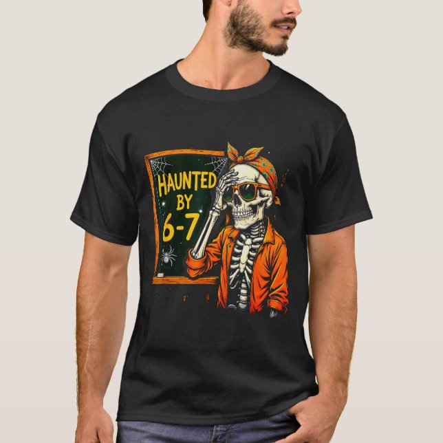 Camiseta Haunted By 67 Funny Soky Teacher Halloween Six Sev (Frente)