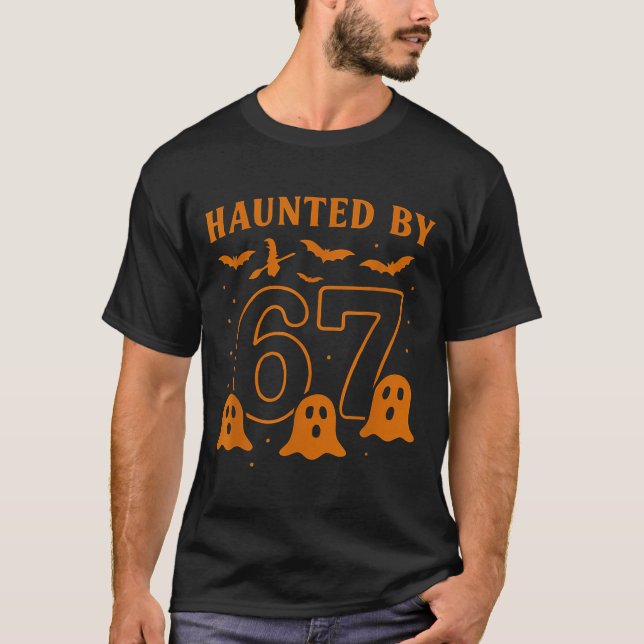 Camiseta Haunted By 67 Meme Halloween Ghost Graphic  (Frente)