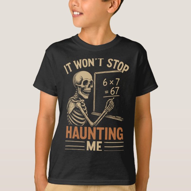 Camiseta Haunted By 67 Skeleton Math Teacher Student Hallow (Frente)