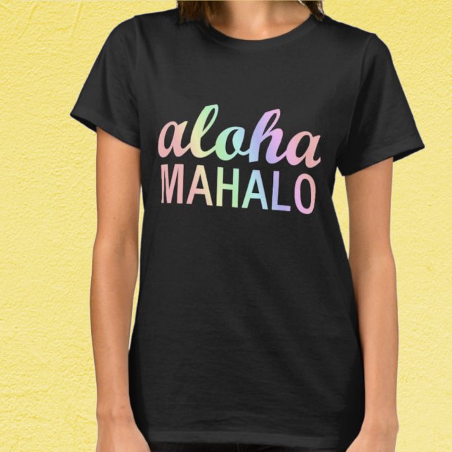 Camiseta Havaiana Aloha Mahalo Beachy em Pastel Rainbow ("Everyday is abundantly beautiful." 
Sincerely Best Wishes from Lucky Design World)