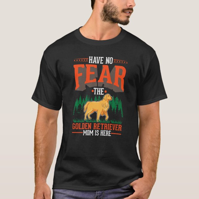 Camiseta Have no fear The Golden Retriever Mom is here   (Frente)
