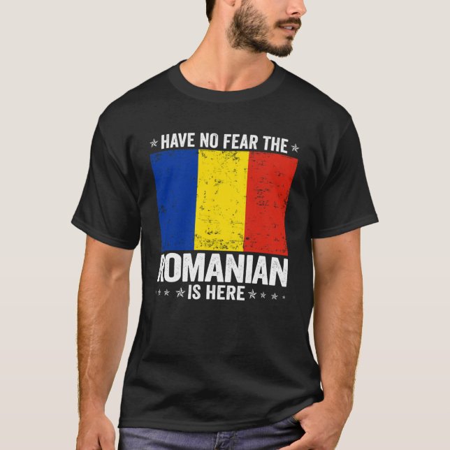 Camiseta Have No Fearhe Romanian Is Here Romania Flag Desig (Frente)
