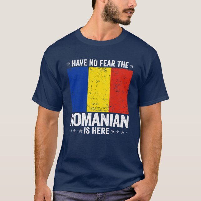 Camiseta Have No Fearhe Romanian Is Here Romania Flag Desig (Frente)
