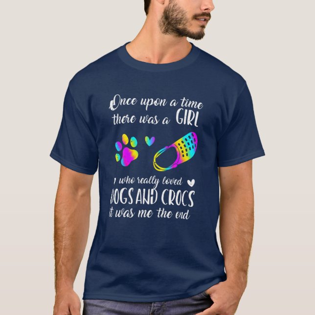 Camiseta Havia Uma Garota Que Amara Cachorros E Crocs (Frente)