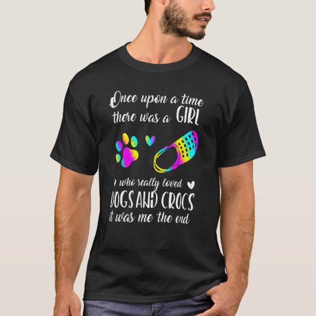 Camiseta Havia Uma Garota Que Amara Cachorros E Crocs (Frente)
