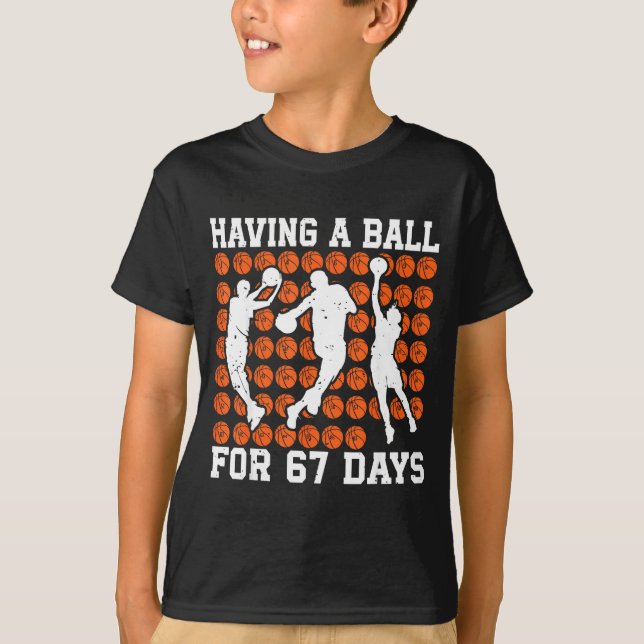 Camiseta Having A Ball For 67 Days Basketball Player Studen (Frente)