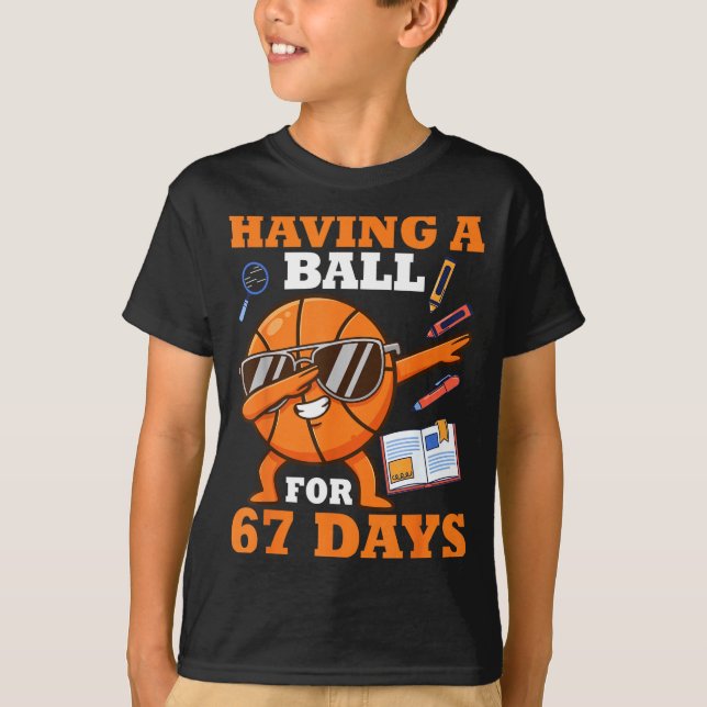 Camiseta Having A Ball For 67 Days Dabbing Basketball Playe (Frente)