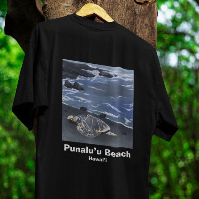 Camiseta Hawaii Sea Turtle on Black Sand Beach T-Shirt (Criador carregado)