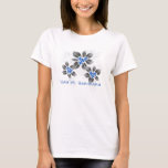 Camiseta Hawaiian Holly Hanukkah Blue Floral<br><div class="desc">Hau’oli Hanukaha é Hawai'ian por Happy Hanukkah! Esta ilustração mostra uma interpretação tropical do holly em cores de Chanucá e gradientes sutis. A inscrição é feita com neve para uma surpresa adicional. O gráfico principal está na frente, enquanto há um pequeno gráfico companheiro na parte de trás da camiseta. Este...</div>