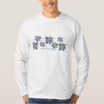 Camiseta Hawaiian Holly Hanukkah Blue Floral<br><div class="desc">Hau’oli Hanukaha é Hawai'ian por Happy Hanukkah! Esta ilustração mostra uma interpretação tropical do holly em cores de Chanucá e gradientes sutis. A inscrição é feita com neve para uma surpresa adicional. O gráfico principal está na frente,  enquanto há um pequeno gráfico companheiro na parte de trás da camiseta.</div>