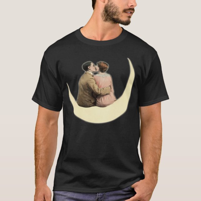 Camiseta Hd. Casal Beijando Na Lua. Vintage Paper (Frente)