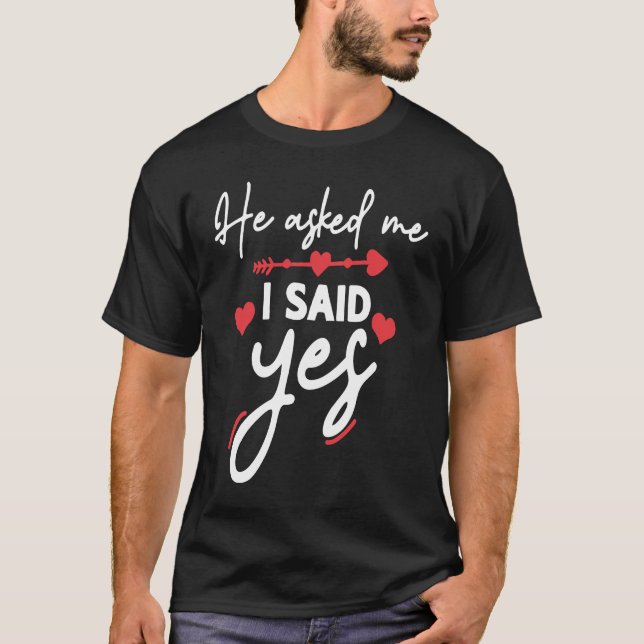 Camiseta He Asked Me And I Said Yes Marriage Proposal (Frente)