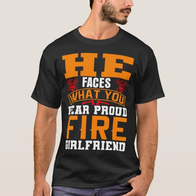 Camiseta He Faces What You Fear Proud Firefighter Girlfrien (Frente)
