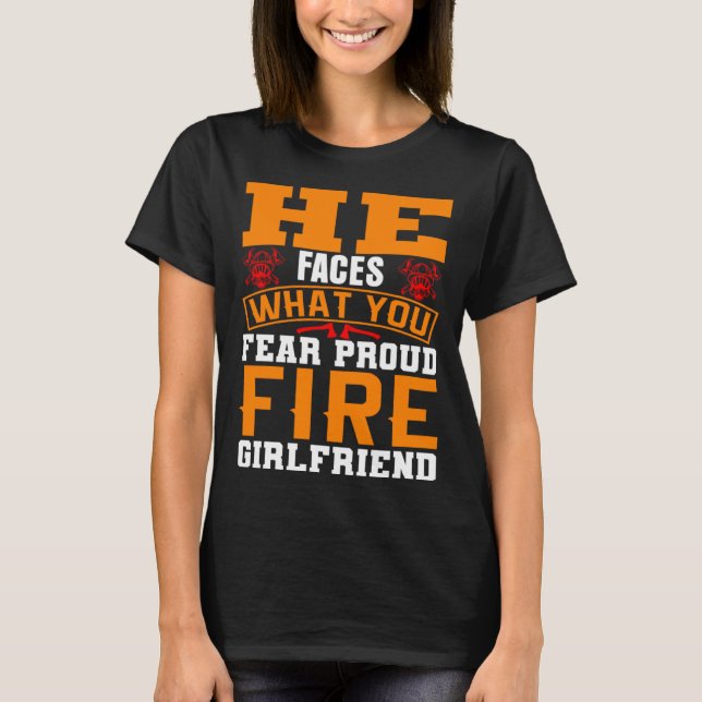 Camiseta He Faces What You Fear Proud Firefighter Girlfrien (Frente)