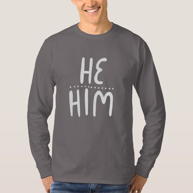Camiseta HE/HIM Pronounts Handlettering T-Shirt (Frente)