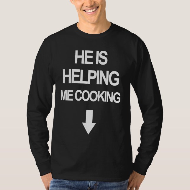 Camiseta He is Helping Me Cooking Funny Pregnant Women Chef (Frente)