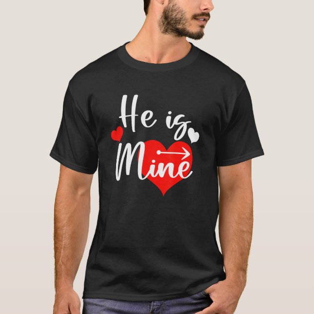 Camiseta He is Mine Mens She is Mine Matching Couple Valent (Frente)