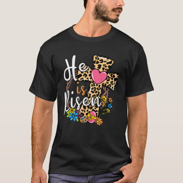 Camiseta He is Risen Leopard Cross Bunny Happy Easter 2023  (Frente)