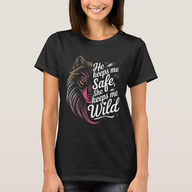 Camiseta He Keeps Me Safe She Keeps Me Wolf Art Lover Coupl (Frente)