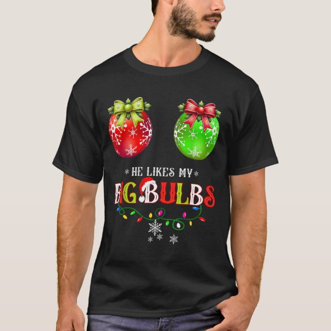 Camiseta He Likes My Big Bulbs I Love His Peppermint Stick  (Frente)