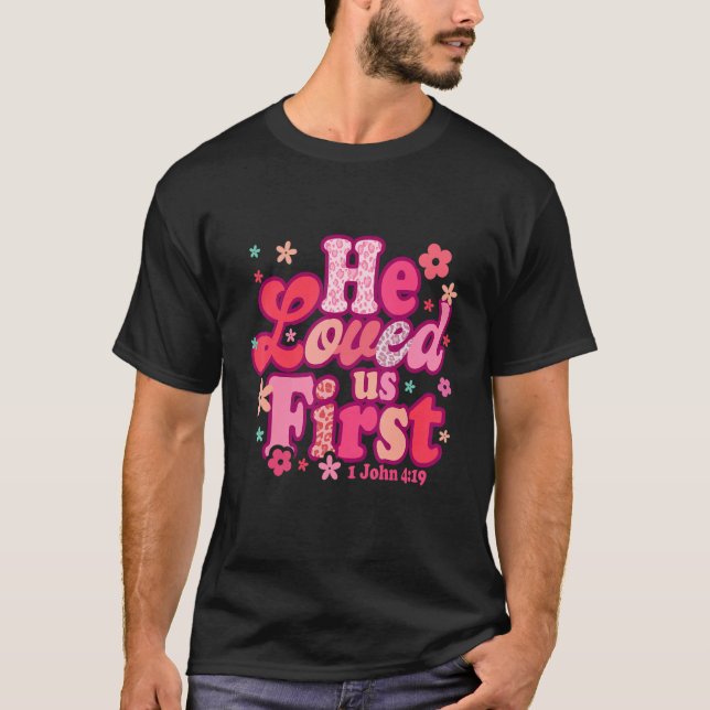 Camiseta He Loved Us First Bible 1 John 419 Christian Valen (Frente)