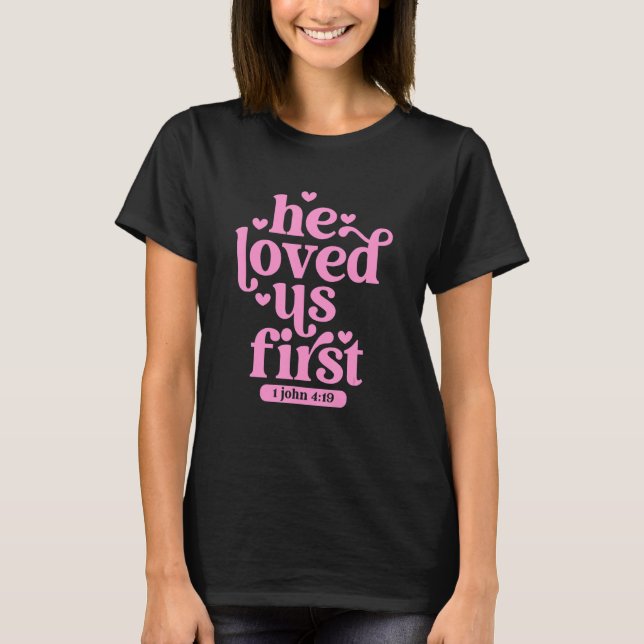 Camiseta He Loved Us First Shirt Floral Valentines Day Vint (Frente)