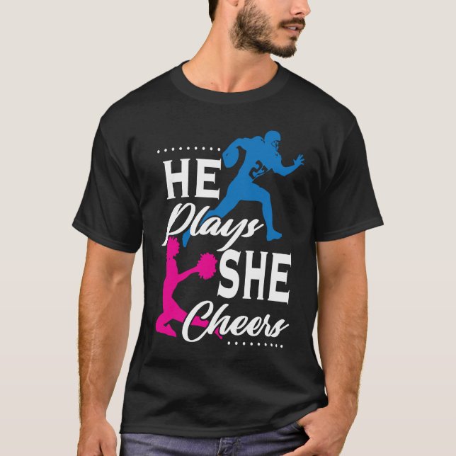 Camiseta He Plays She Cheers Football Son Cheerleader Daugh (Frente)