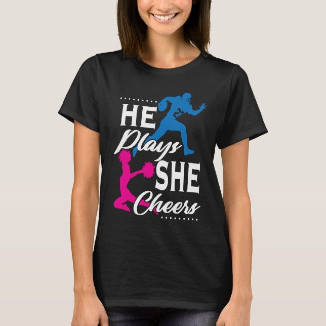Camiseta He Plays She Cheers Football Son Cheerleader Daugh (Frente)
