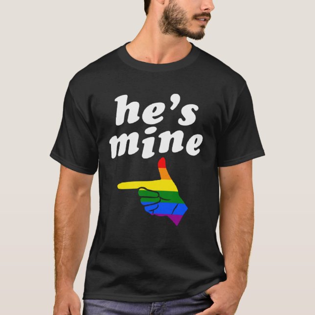 Camiseta He s Mine Matching Gay Pride Couple Hand Pointing  (Frente)