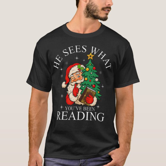 Camiseta He Sees What You'Ve Been Reading Funny Bookish Chr (Frente)