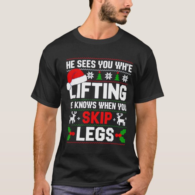 Camiseta He Sees You Lifting Skip Legs Gym Enthusiasts Funn (Frente)