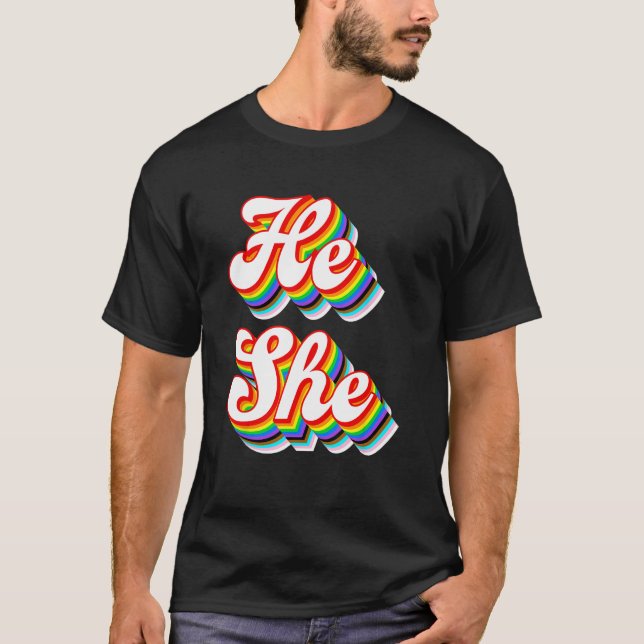 Camiseta He She Pronouns LGBTQ Pride Rainbow (Frente)